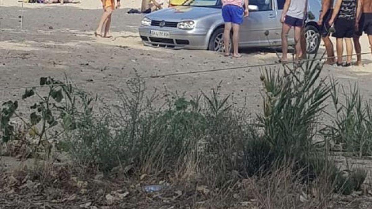 Пореден "баровец" подкара колата си по плажа, но ето какво му се случи СНИМКИ