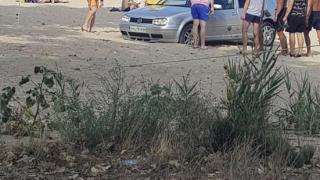 Пореден "баровец" подкара колата си по плажа, но ето какво му се случи СНИМКИ