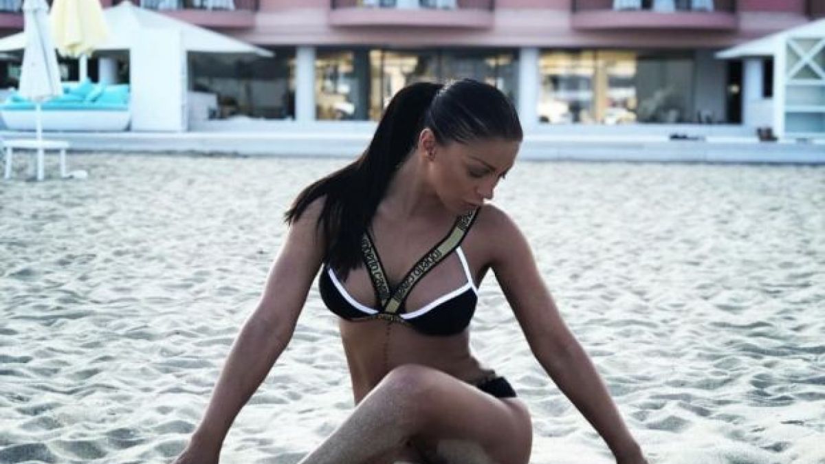 Божествена и гореща - вижте Емануела на плажа СНИМКИ 18+