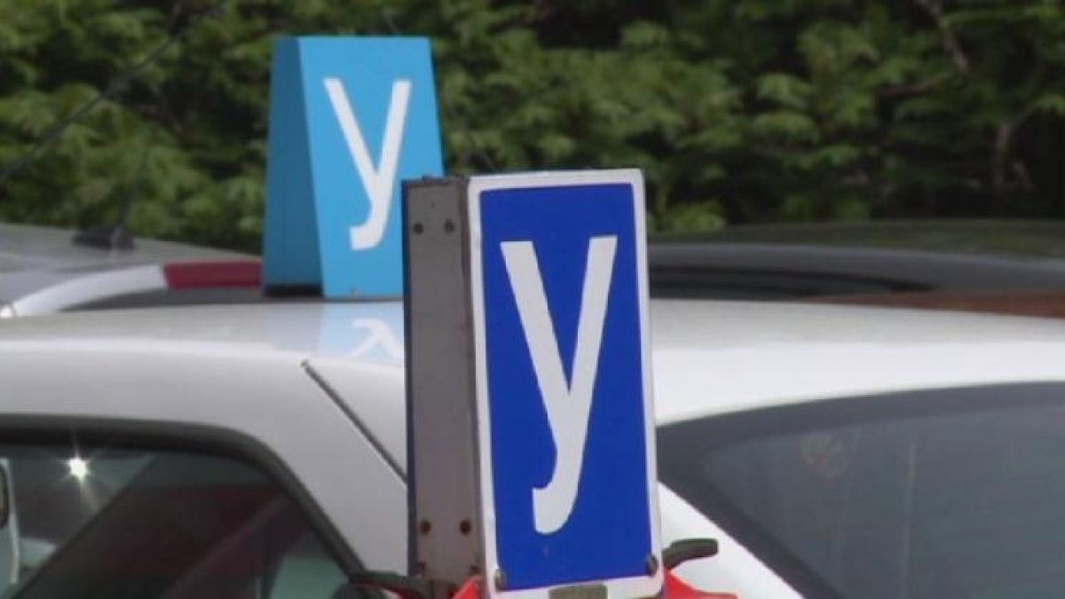 Ужас! Шофьор на "Ауди" заспа и се вряза в учебна кола с трима курсисти