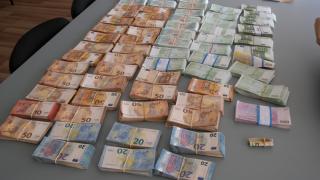 Удар: Купища пари, злато и скъпи коли спипани в имоти на алоджии СНИМКИ