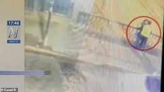 Влюбени се спряха на мост за страстна целувка, която се оказа последната им ВИДЕО