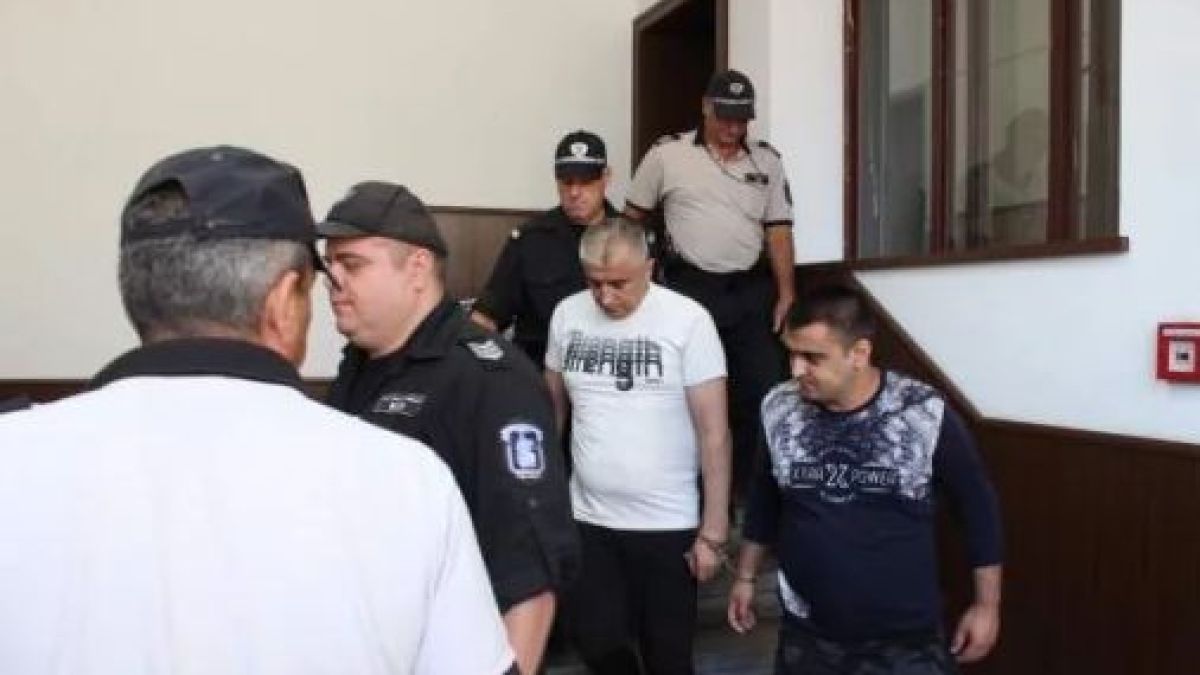 Бащата и синът, убили виден столичен бизнесмен, се разминаха скандално с показанията си