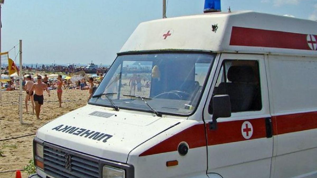 Лекари дерат кожи от пациенти по морето 