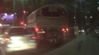 Война в Киргизия! Спецчасти щурмуват резиденцията на бившия президент, защитниците му пленяват командоси ВИДЕО