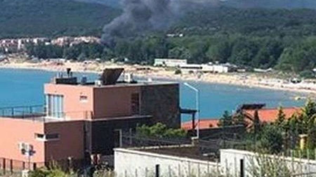 Пожар изпепели оборотен бар в роден курорт 