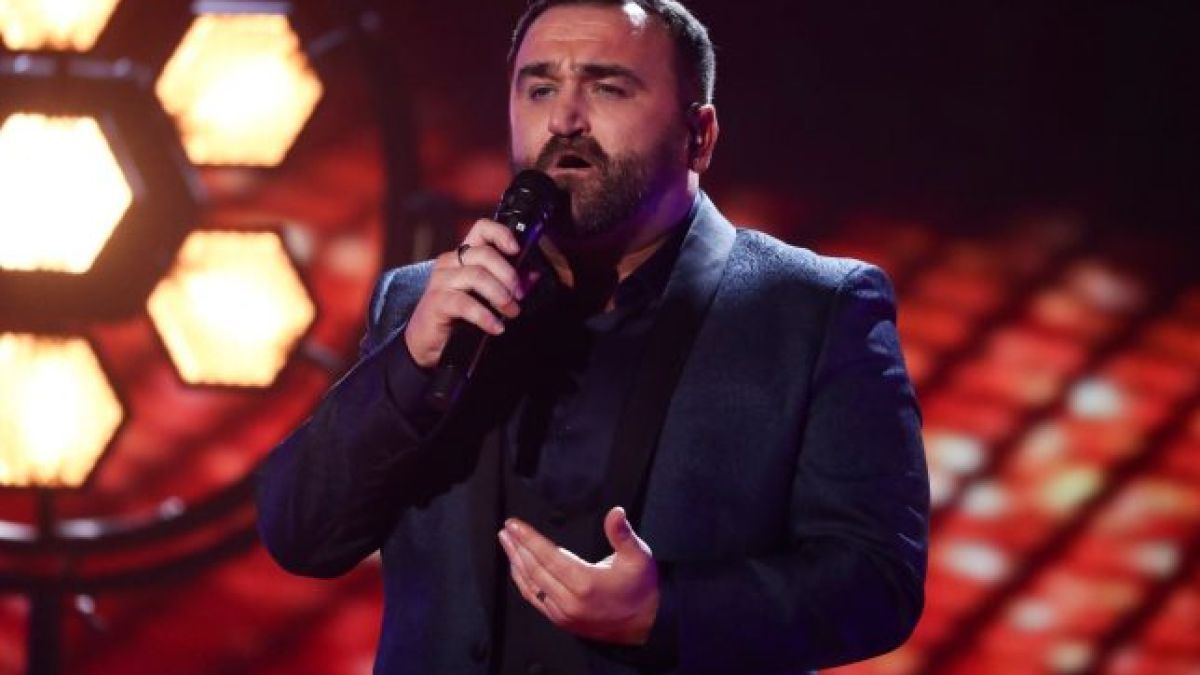 Звезда от X фактор поискал от дете да му прати свои порно снимки 