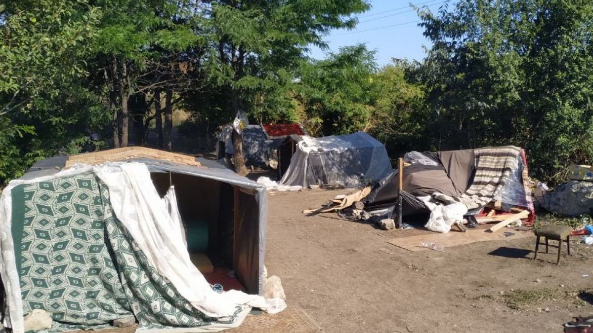 Община Бургас и полицията прогониха цял катун цигани СНИМКИ