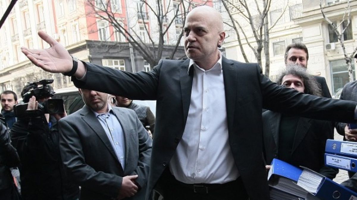 Водещ от БНТ нападна с обидни думи Слави и партията му