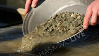 Треска за злато: Стотици златотърсачи от цяла България тръгнаха към Родопите! СНИМКИ
