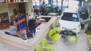 Пенсионерка взе на таран с колата си старчески дом ВИДЕО 