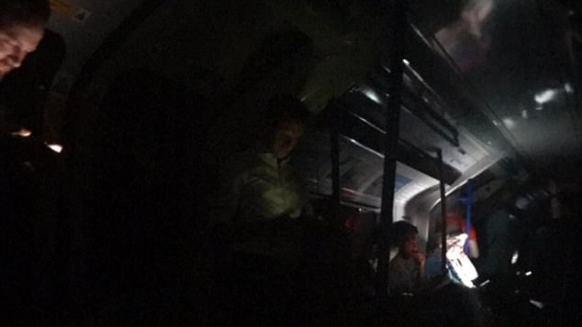 Лондон се върна в каменната ера, половин Великобритания е в хаос! КАДРИ