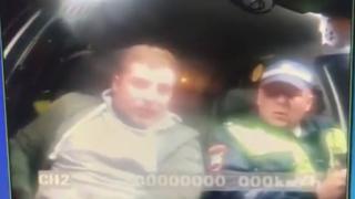 Пиян изяде напук шофьорската си книжка, за да не му я вземат ВИДЕО