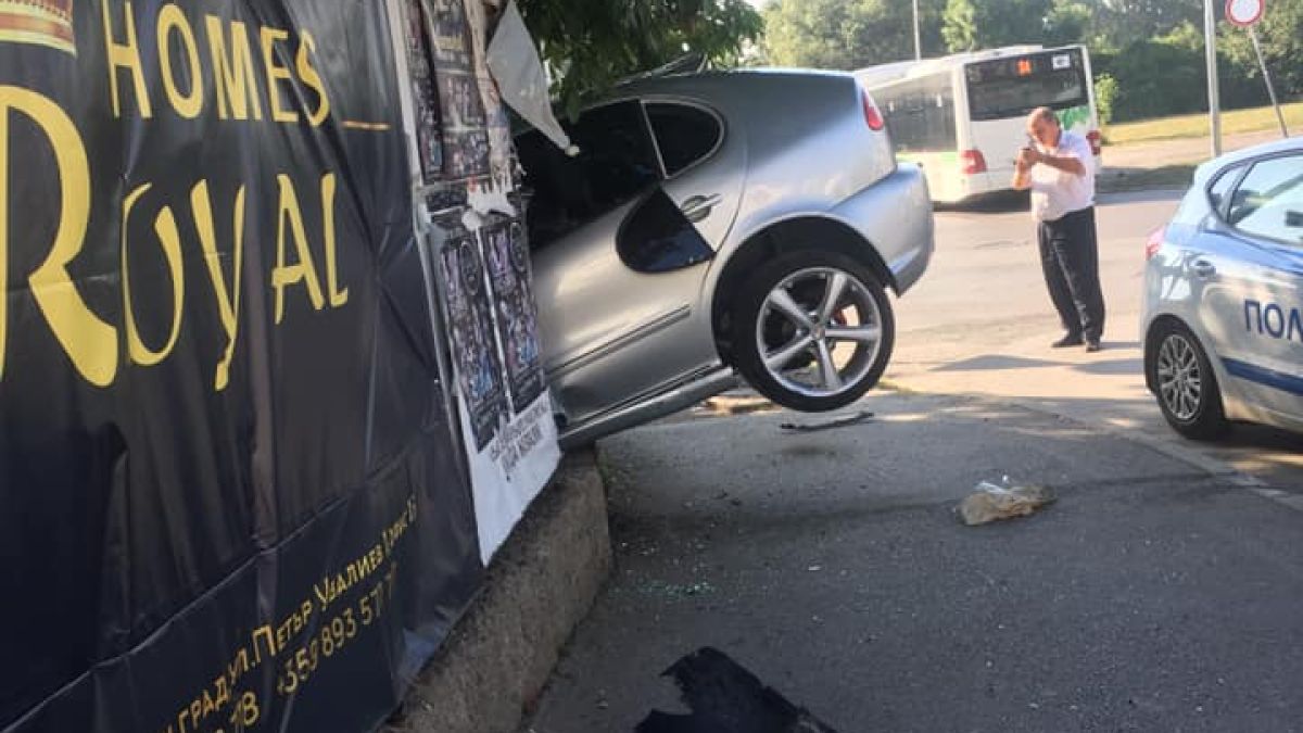 Всички се чудят и маят на дива катастрофа в Студентски град СНИМКА