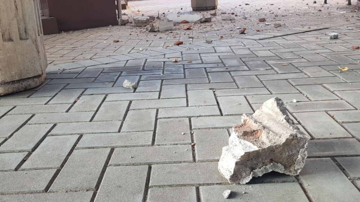 Страшен инцидент в центъра на Хасково! От небето заваляха... СНИМКИ