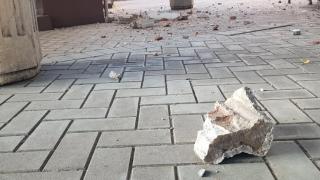 Страшен инцидент в центъра на Хасково! От небето заваляха... СНИМКИ