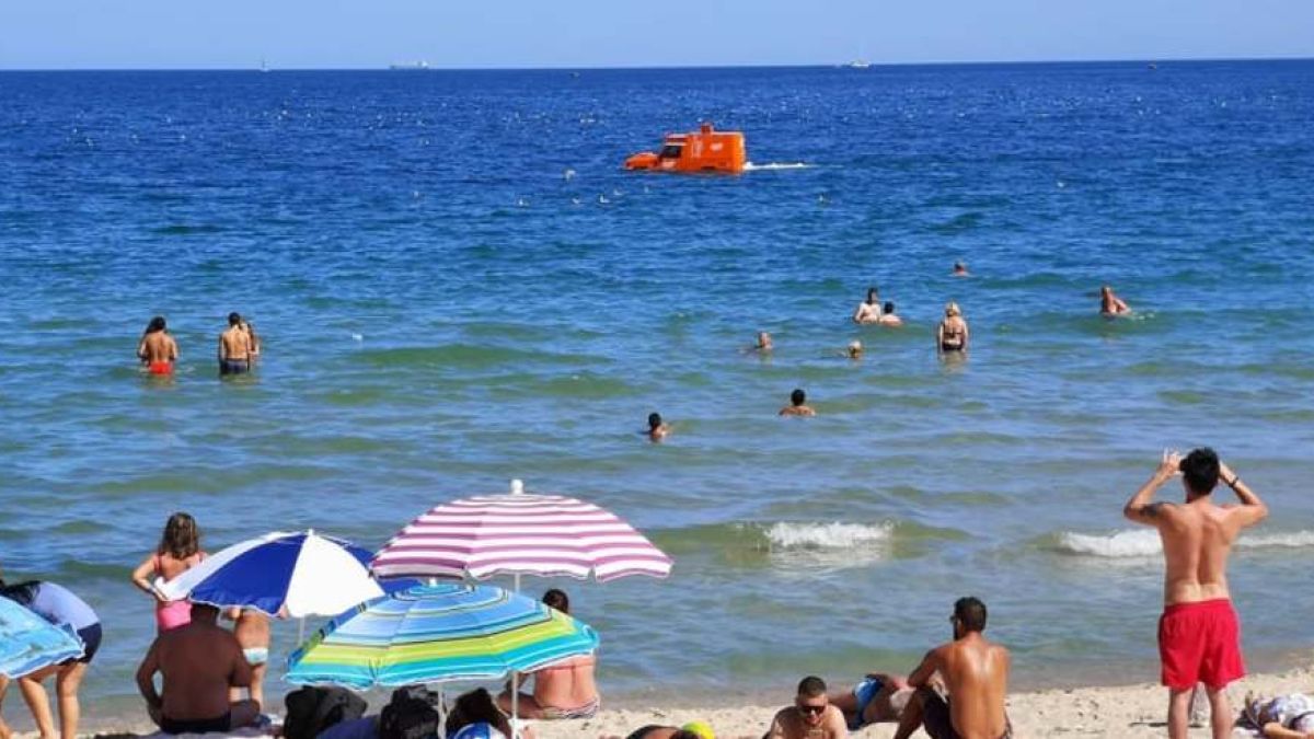 Поредно зрелище във Варна! Всички снимат плаващото камионче в морето