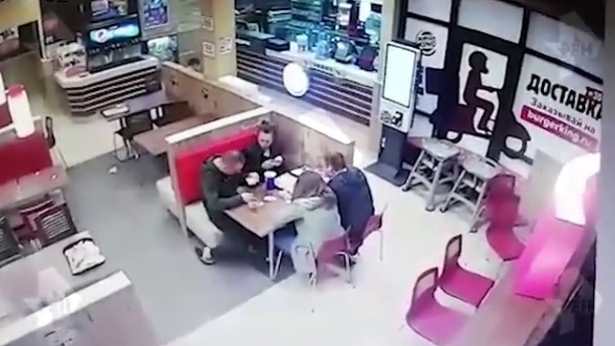 Бой и стрелба на опашка за хамбургери ВИДЕО