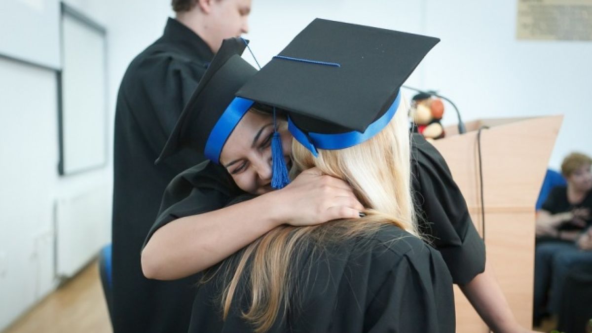 Великотърновско училище сключи договор със своя ученичка, за да я върне като...