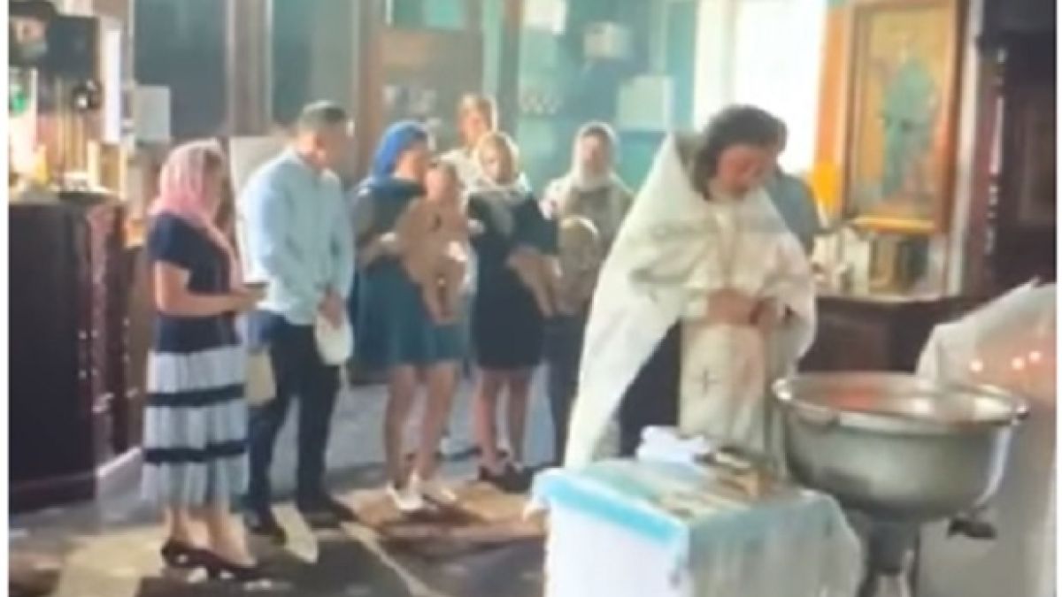 Шокиращо ВИДЕО! Кръщене на бебе завърши в полицията