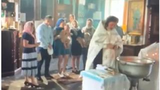 Шокиращо ВИДЕО! Кръщене на бебе завърши в полицията