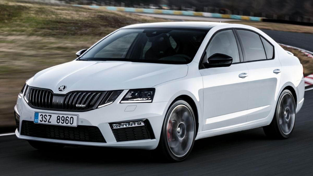 Първи СНИМКИ на базовия интериор на новата Skoda Octavia