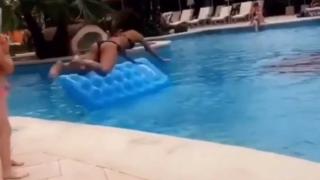 Мрежата се тресе от смях заради това момиче ВИДЕО