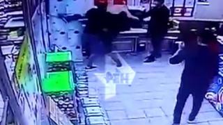 Борци сътвориха жестоко кърваво меле в магазин ВИДЕО 18+