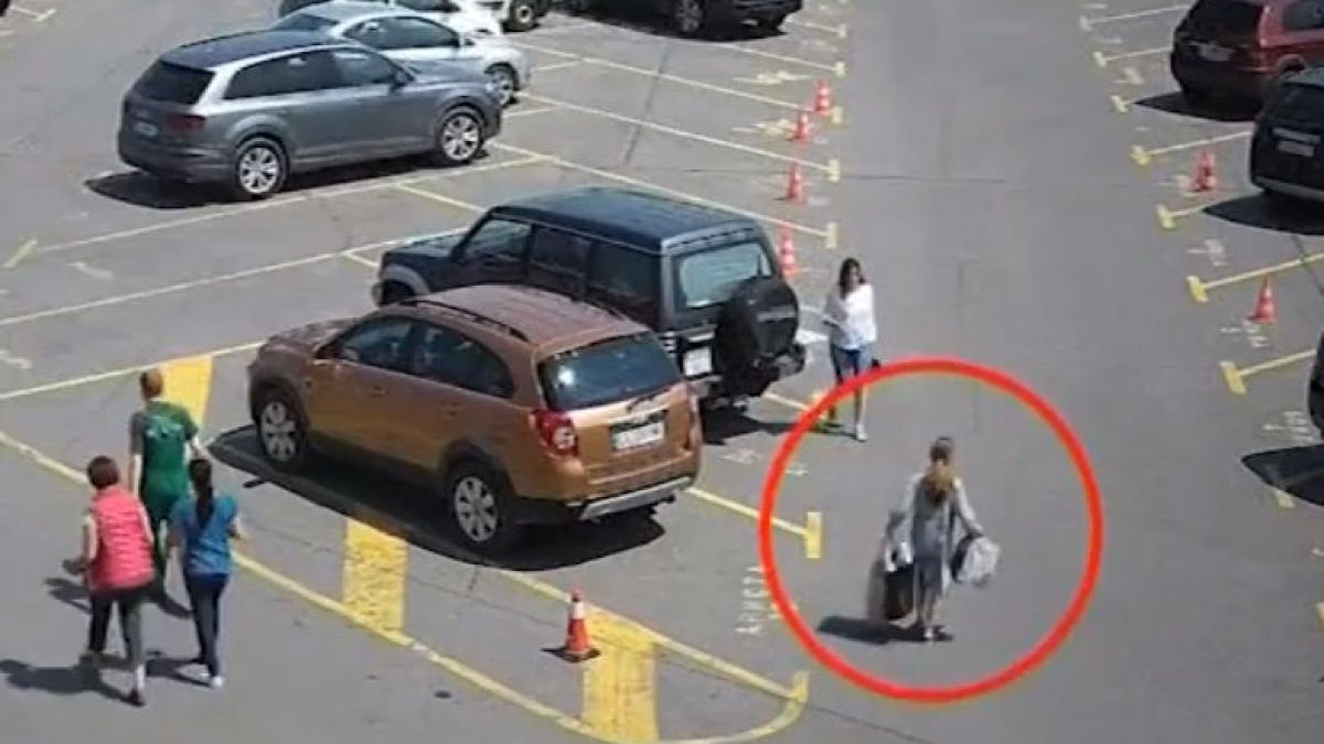 Нагло: Камери заснеха крадла на картина в действие ВИДЕО