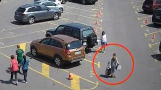Нагло: Камери заснеха крадла на картина в действие ВИДЕО