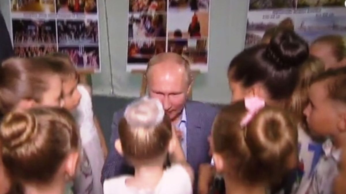 Путин изненада с тази реакция, падна на колене пред... ВИДЕО