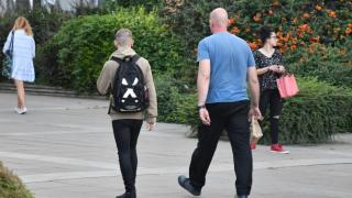 Ето го младежа, изпуснал патлака си на метростанция "Сердика" СНИМКИ