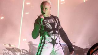 Вокалът на The Prodigy затънал в дългове преди самоубийството 