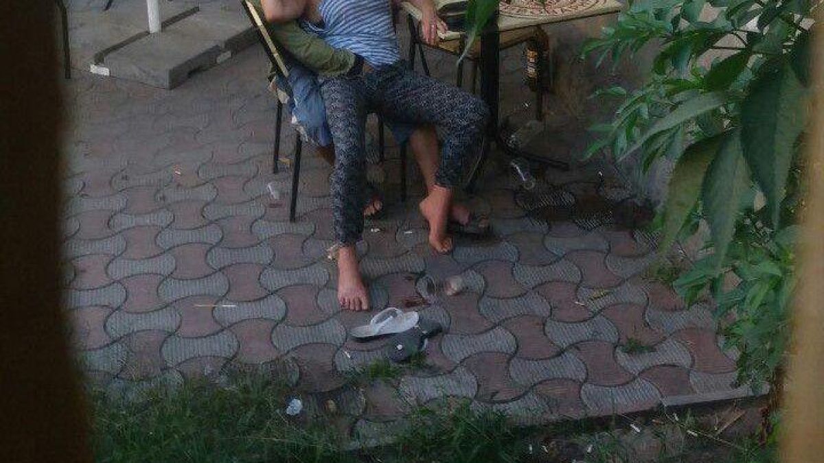 Пияни правят секс насред града, скараха се на ченгетата, че ги прекъсват (ВИДЕО 18+)
