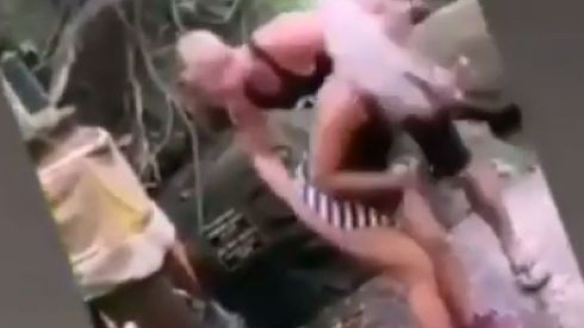 Кощунство в храм: Моделка си повдигна полата, надупи се, а гаджето ѝ я... ВИДЕО 18+