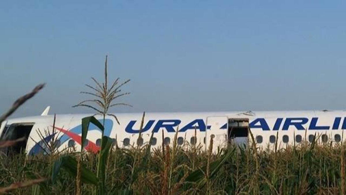 Мрежата изумена от майсторството на пилотите, приземили по корем Airbus A321 с 233 души на борда в нива край Москва ВИДЕО