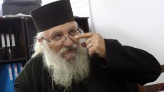 Намушкаха отец Иван от Нови хан с нож в главата