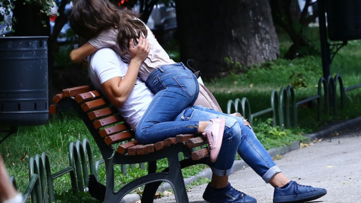 Фотоудар в БЛИЦ: Разгонена двойка стъписа минувачи на пъпа на София