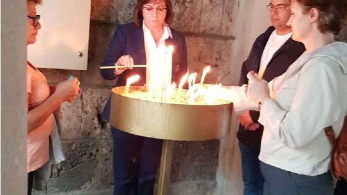 Нинова запали свещ и се помоли за...