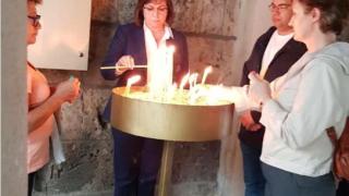 Нинова запали свещ и се помоли за...