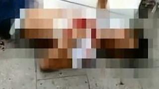 Жена закла мъжа си с ножица насред улицата – нарекъл я дебела ВИДЕО 18+