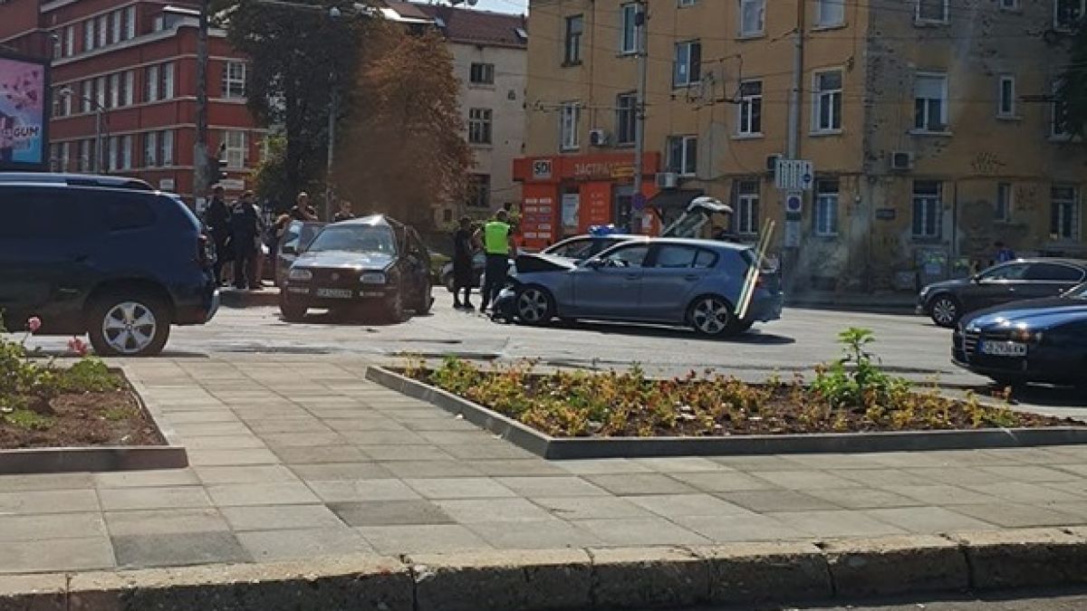 Първо в БЛИЦ! Тежка катастрофа в центъра на София СНИМКИ