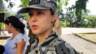 Крехка блондинка с пагони от родната армия попадна на най-опасното място в света 