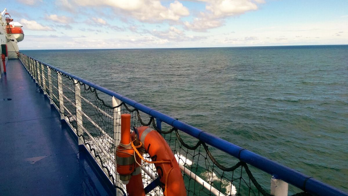Евакуираха стотици от ферибот край Валенсия ВИДЕО