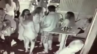 Младежи купонясваха в дискотека на Слънчев бряг, а когато дойде време за плащане...
