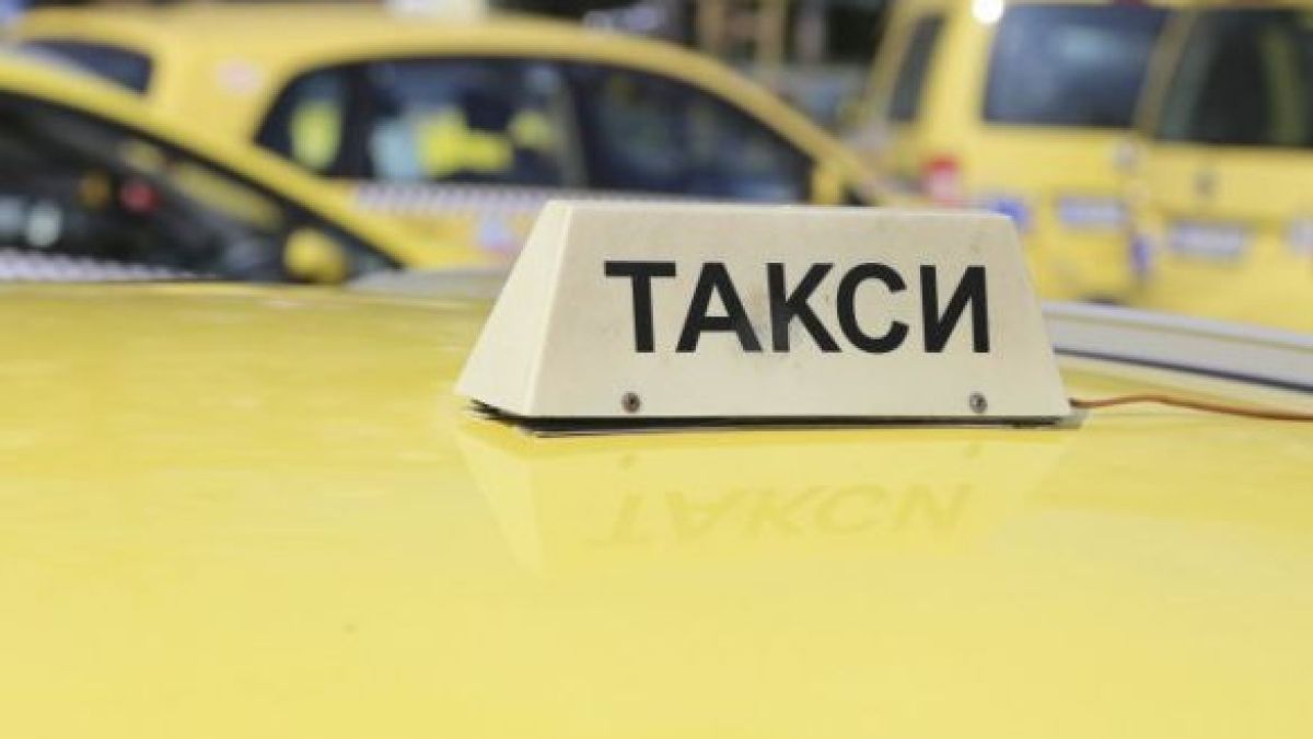 Таксиметров шофьор качи трима в колата си и преживя страшен кошмар 