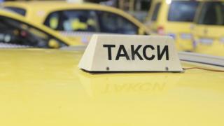 Таксиметров шофьор качи трима в колата си и преживя страшен кошмар 