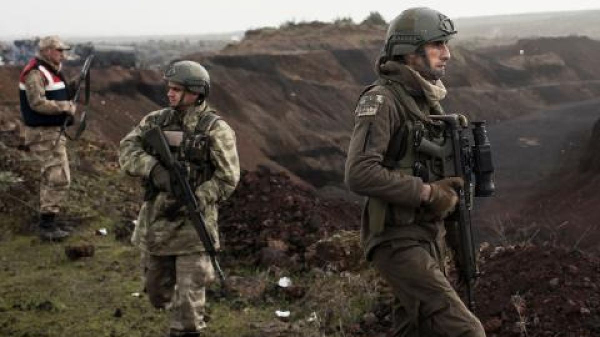 Извънредно! Сирийски самолети атакуваха турската армия ВИДЕО
