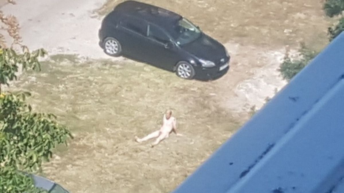 Простотия в София: Нудист си го развява под прозорците на блок СНИМКИ 18+