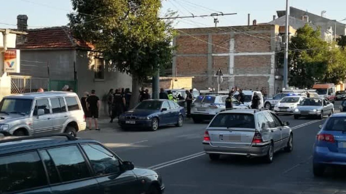 В Бургас е страшно! Цигани налитат да линчуват шофьор, приижда полиция, фучи линейка СНИМКИ